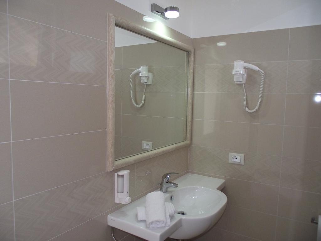 Hotel Il Girasole Terracina Habitación foto